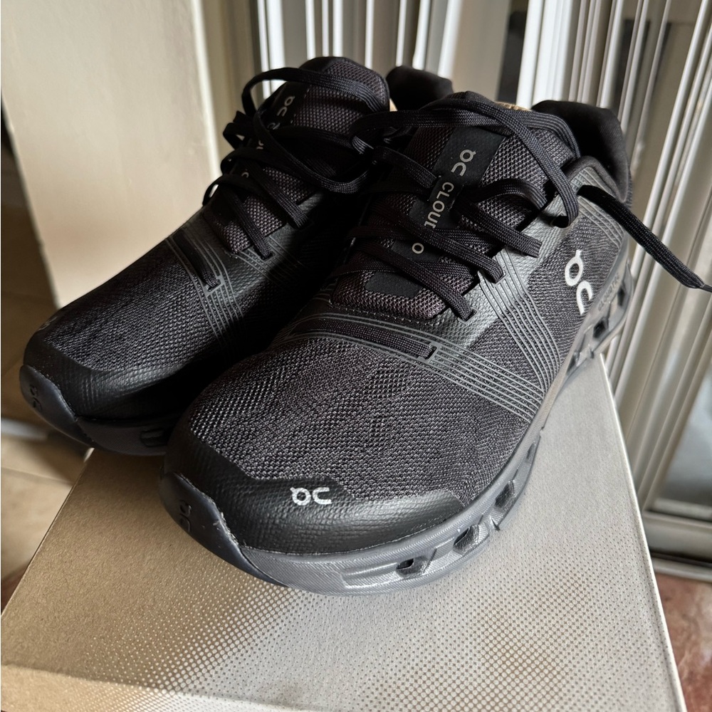 Men’s cloudgo wide size 10.5 wide New